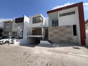 ESPECTACULAR CASA DE DOS NIVELES EN PREVENTA CON JARDÍN...