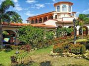 ESPECTACULAR CASA EN CIUDAD JARDIN, AL MEJOR ESTILO...