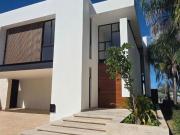 Espectacular casa en esquina dentro del exclusivo...