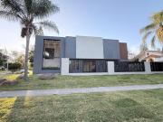 Espectacular Casa en Esquina Sobre San Arturo en Valle Real