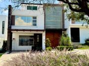 Espectacular Casa en Venta dentro de privada Zona Norte...