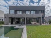 Espectacular Casa en venta sobre lote interno con pileta PG