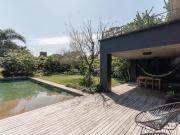 Espectacular casa moderna con increible jardin cercana a...