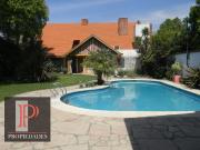 espectacular casa sobre doble lote con gran quincho y...