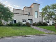 Espectacular casa sobre doble lote y laguna en San...