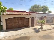 ESPECTACULAR CASA, UBICADA EN AVENIDA JAIME NUNO,...