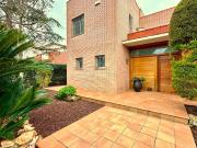 Espectacular casa unifamiliar con piscina cubierta y...