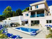 ESPECTACULAR CHALET CON VISTAS AL MAR Y PISCINA DE AGUA...