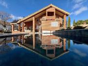 Espectacular chalet independiente con piscina...