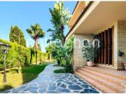 ¡Espectacular chalet independiente esquinero con 2206m2...