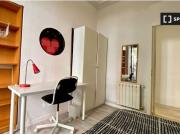 Espectacular habitación con estantería en piso de 7...