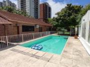 Espectacular jardin con gran piscina y quincho