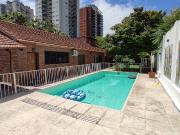 Espectacular jardin con gran piscina y quincho