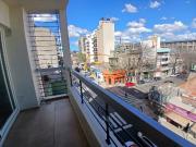 Espectacular monoambiente al frente con balcó