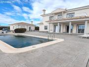 Espectacular Propiedad con Casa de Invitados y Amplias...