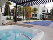 Espectacular residencia con alberca y vista a la cañada...