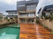 ESPETACULAR CASA TRIPLEX A VENDA, COM FUNDO PARA A MATA...