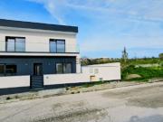 Espetacular Moradia T4 Nova, com Garagem e Logradouro!