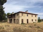 Espetacular moradia T9 de traça tradicional, com dois...