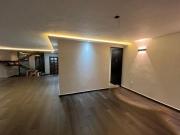 Espléndida casa actualizada se vende en Loma del parque,...