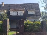 ESPLENDIDO CHALET S/COSTANERA. BARRIO AGUACATES....