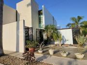 ESQUINA RESIDENCIAL CON PISCINA Y PÁNELES SOLARES, EN...