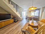 Esta casa adosada de dos niveles ofrece la oportunidad...