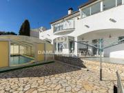 Esta casa está ubicada en una urbanización verde y por...