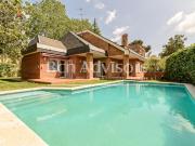 Esta casa unifamiliar de 594 m2 con piscina y zona...