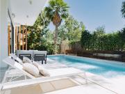 Esta elegante villa contemporánea está situada en...