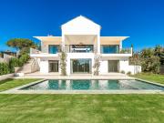 Esta elegante villa de estilo contemporáneo en El...