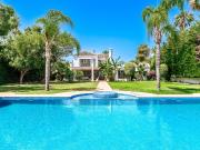 Esta elegante villa diseñada por Cesar de Leyva es una...