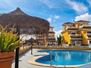 Esta elegante villa pareada de dos plantas representa...