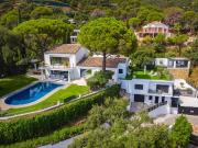 Esta elegante villa totalmente reformada está situada en...