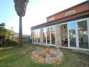 Esta espaciosa casa de campo se encuentra en la ciudad...