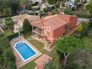 Esta espaciosa casa está ubicada en una hermosa parcela...