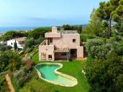 Esta espectacular finca de estilo mediterráneo se...