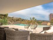 Esta espectacular villa de diseño moderno se sitúa en...