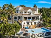 Esta espectacular villa de lujo se encuentra situada en...