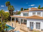 Esta espléndida villa de estilo mediterráneo brinda una...