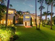 Esta excepcional villa de estilo andaluz se presenta en...