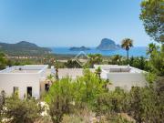 Esta excepcional villa moderna se encuentra en la costa...