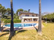 Esta excepcional vivienda de estilo mediterráneo goza de...