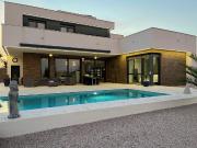 Esta exclusiva y lujosa villa situada en primera línea...