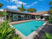 Esta exquisita vivienda de madera, situada en la muy...