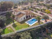 Esta finca excepcional, consta de una finca y otra casa...