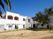 Esta gran finca rústica con una casa principal y una...
