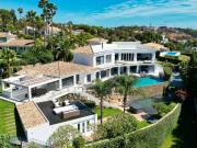 Esta gran villa familiar con 3 piscinas y se encuentra...