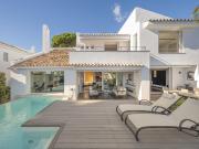 Esta impresionante casa adosada, situada en la...