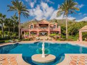 Esta impresionante mansión, ubicada en una doble parcela...